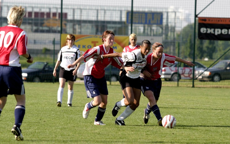 Cupfinale 2005: Cäcilie Metzler im Laufduell mit Neulengbachs Rosana. ein Duell, dass es 2009 nicht geben wird. Rosana spielt seit Winter in Amerika